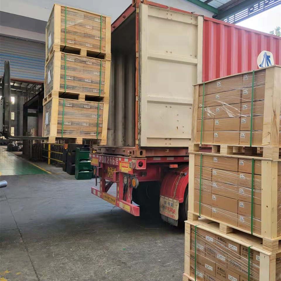 S'embalen un lot de productes de cargol requerits pels clients japonesos i s'...