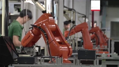 Els robots industrials permeten que els elements de subjecció i altres empres...