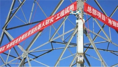 El robot d'estrenyiment de cargols de la torre d'acer d'angle s'ha aplicat pe...